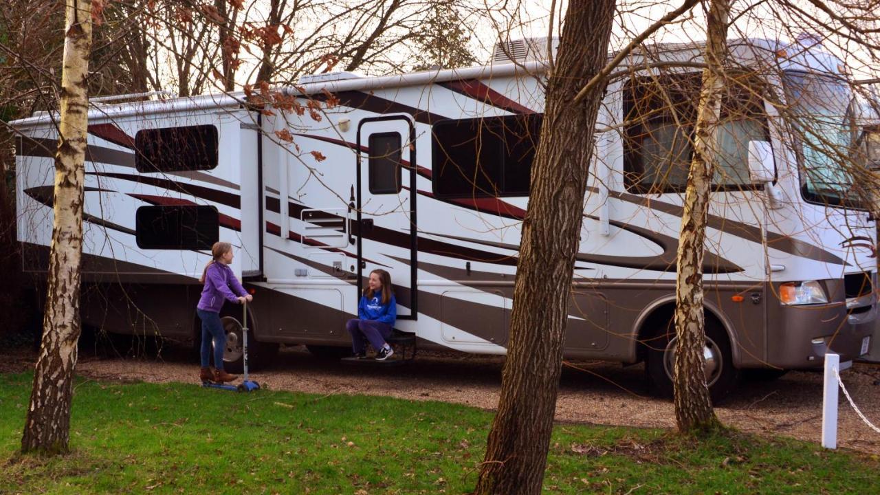 Luxury American Rv With Hot Tub West Chiltington