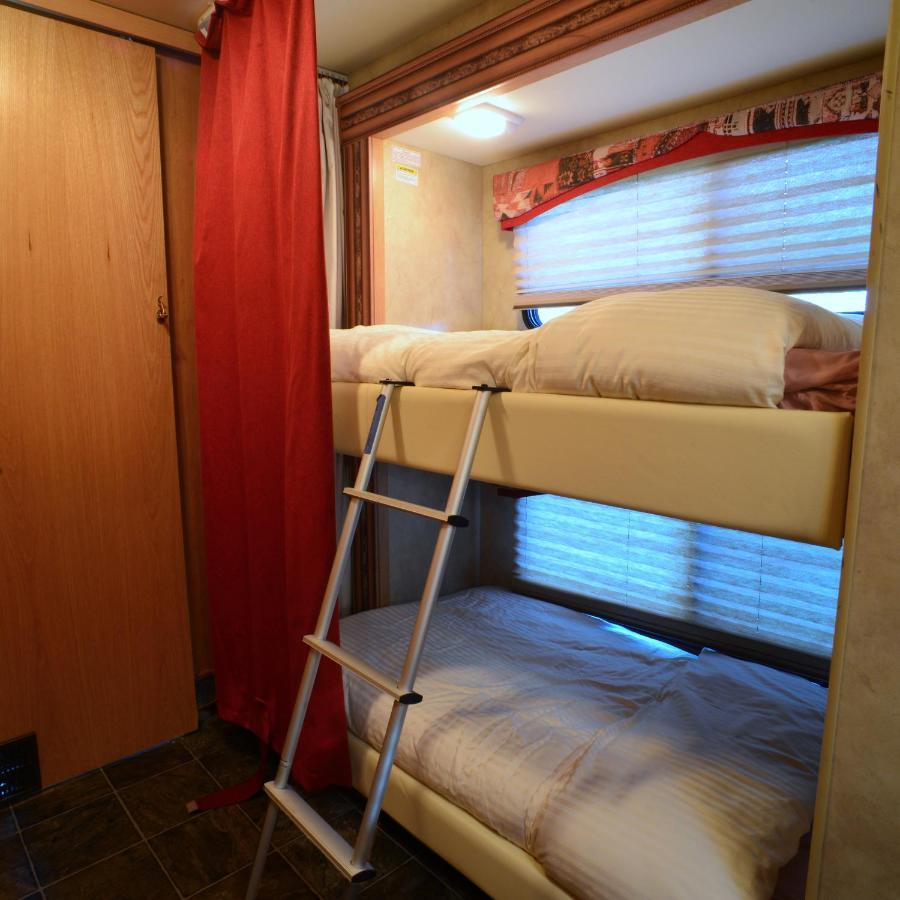 Luxury American Rv With Hot Tub West Chiltington