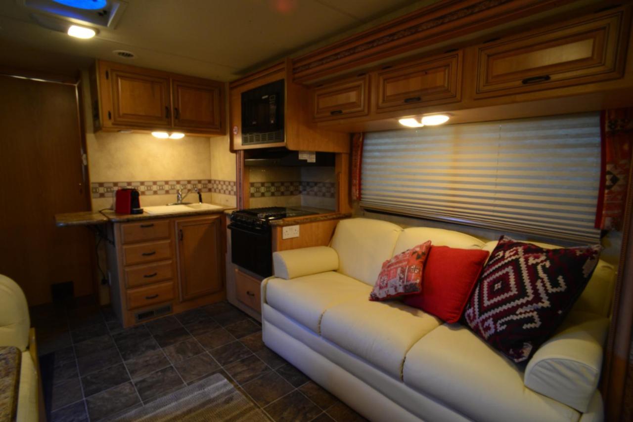 Luxury American Rv With Hot Tub * West Chiltington