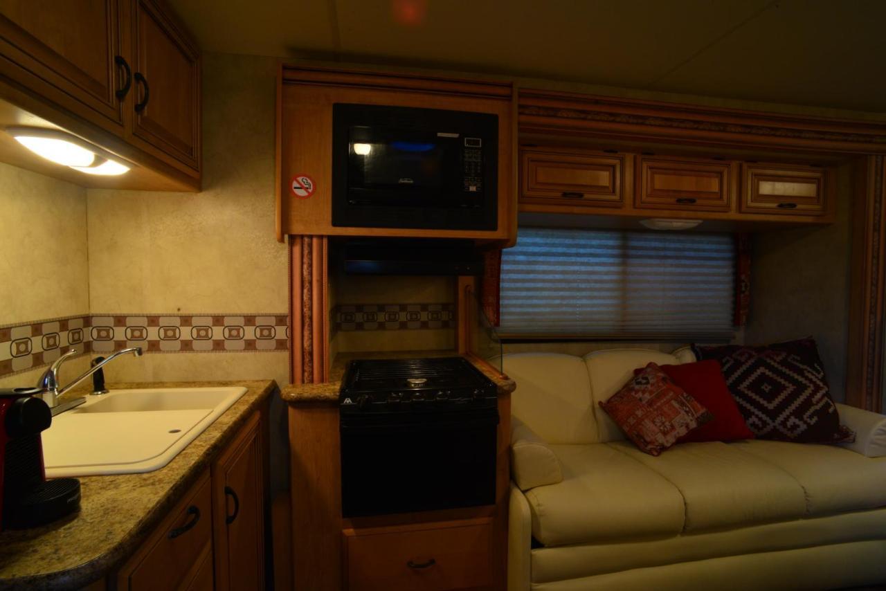 Luxury American Rv With Hot Tub West Chiltington