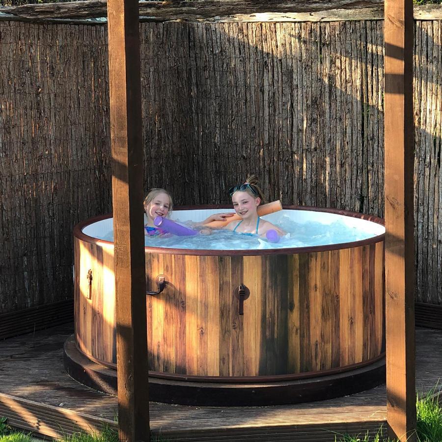 Luxury American Rv With Hot Tub West Chiltington