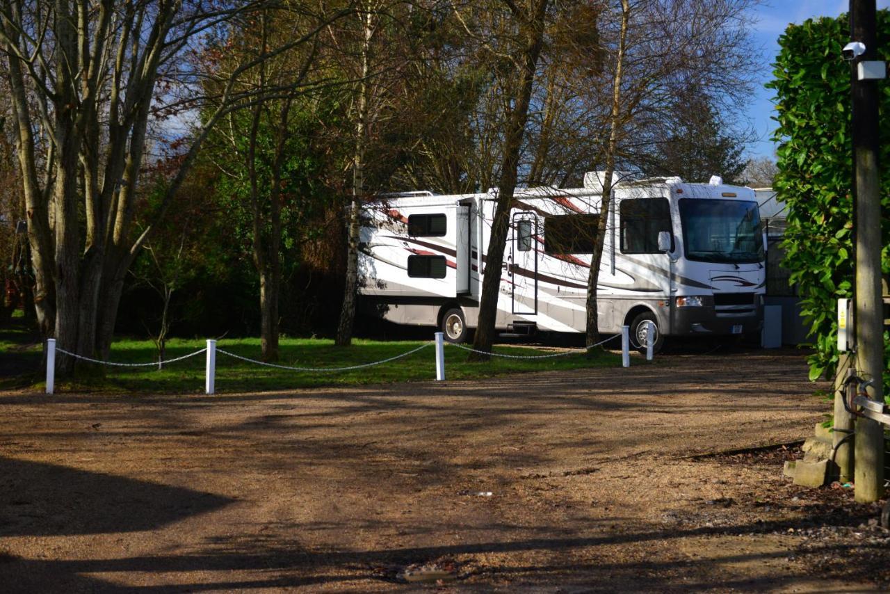 Luxury American Rv With Hot Tub * West Chiltington